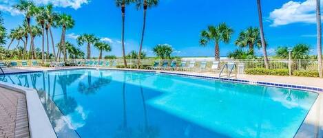 Een buitenzwembad en een verwarmd zwembad