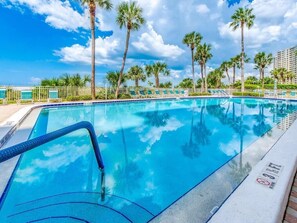 Utomhuspool och uppvärmd pool