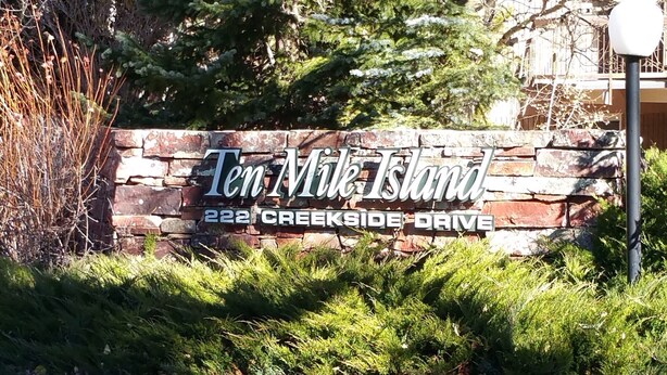 Un panneau indiquant l’accès à Ten Mile Island, avec l’adresse 222, chemin Creekside.