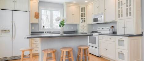 Kjøleskap, mikrobølgeovn, ovn og kokeplater