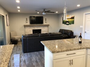 Smart TV, caminetto, tavolo da calcetto, libri