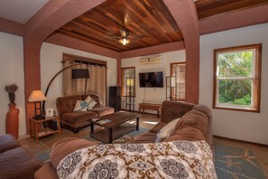 Smart TV, fireplace, books, stereo - Sea Front 2 Bedroom w/ Queen Beds + Pool/Tours/ (San Pedro Town, Ambergris Caye)