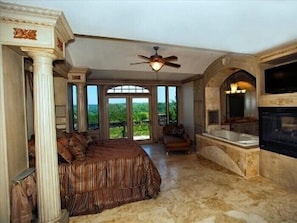 8 soverom, skrivebord, wi-fi (inkludert) og sengetøy