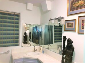 Shower, hair dryer, towels, soap - DOWNTOWN ART & ECLECTIC C (Mobile)