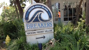 Schild für die Ocean Front Villas von Hilton Head Island, das den Weg zu den Breakers zeigt.