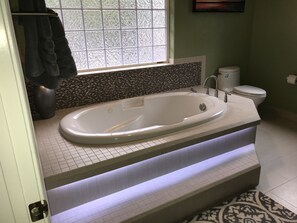 Shower, jetted bath, hair dryer, towels - Great Price! Sunset Beach House private beach, firepits, hottub, dock, & more! (Nice)