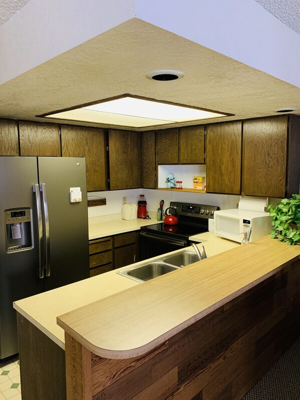 冷蔵庫、電子レンジ、オーブン、コンロ