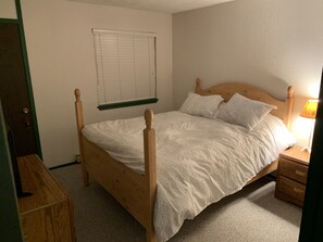 2 bedrooms, WiFi, bed sheets - Great True Ski-in/Ski-Out condo next to Giant Steps Lodge and Tubing Hill. (Brian Head)