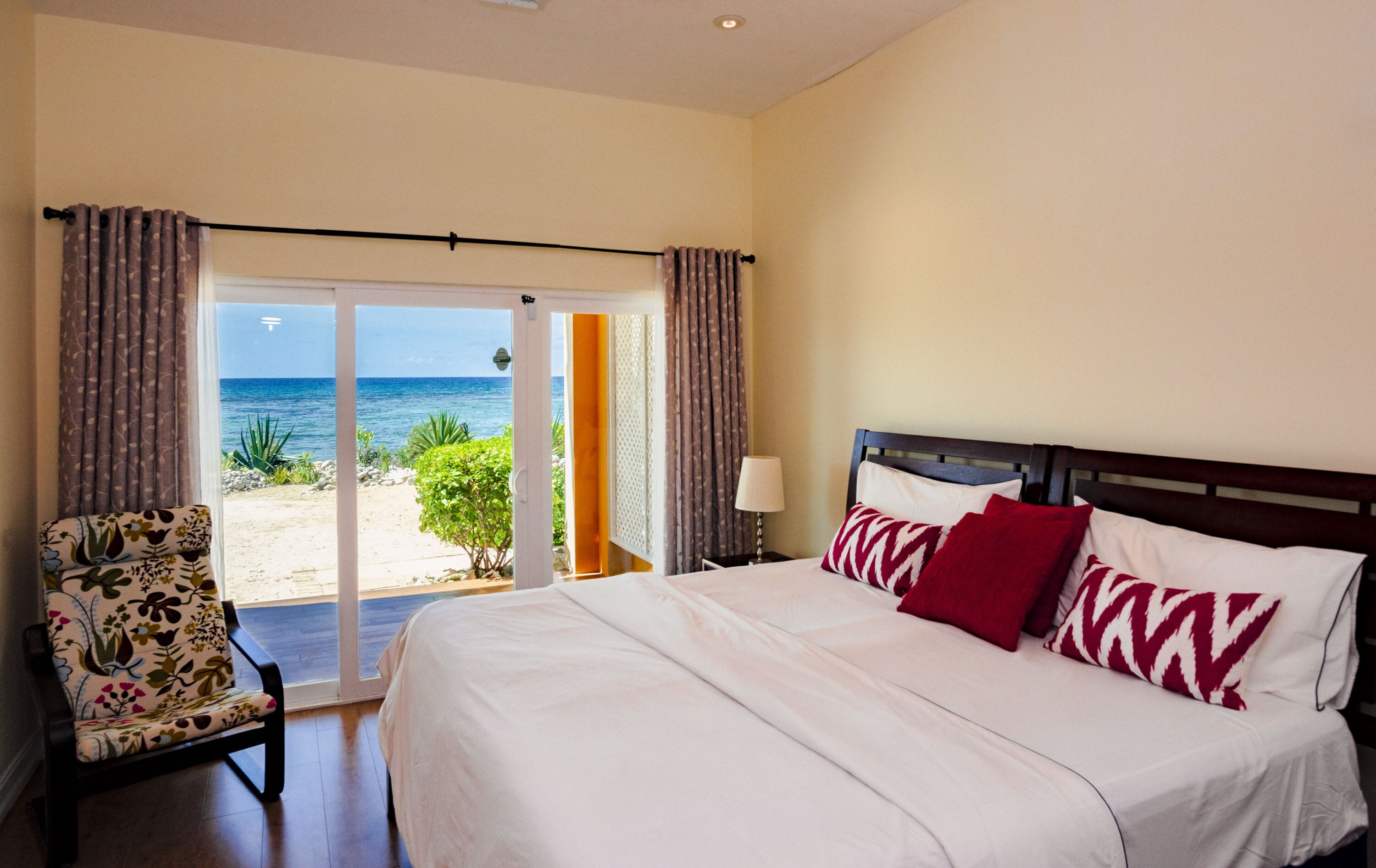 3 chambres, coffres-forts dans les chambres, fer et planche à repasser