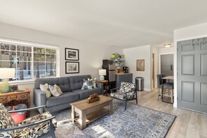 TV connectée, cheminée, livres