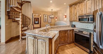 True Ski-In/Ski-Out with 2 Primary Bedrooms- Highlands