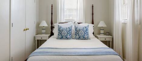 3 chambres, bureau, fer et planche à repasser, lit parapluie