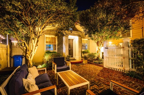 The Cottage at Saint Philip Square, One Block to King, Charming Private Hideaway