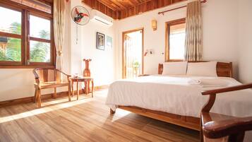 Deluxe Double Bungalow | Bàn, phòng cách âm, bàn ủi/dụng cụ ủi quần áo