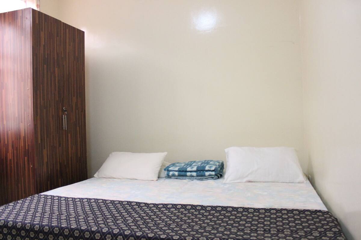 Tempur-Pedic beds, desk, blackout curtains, soundproofing