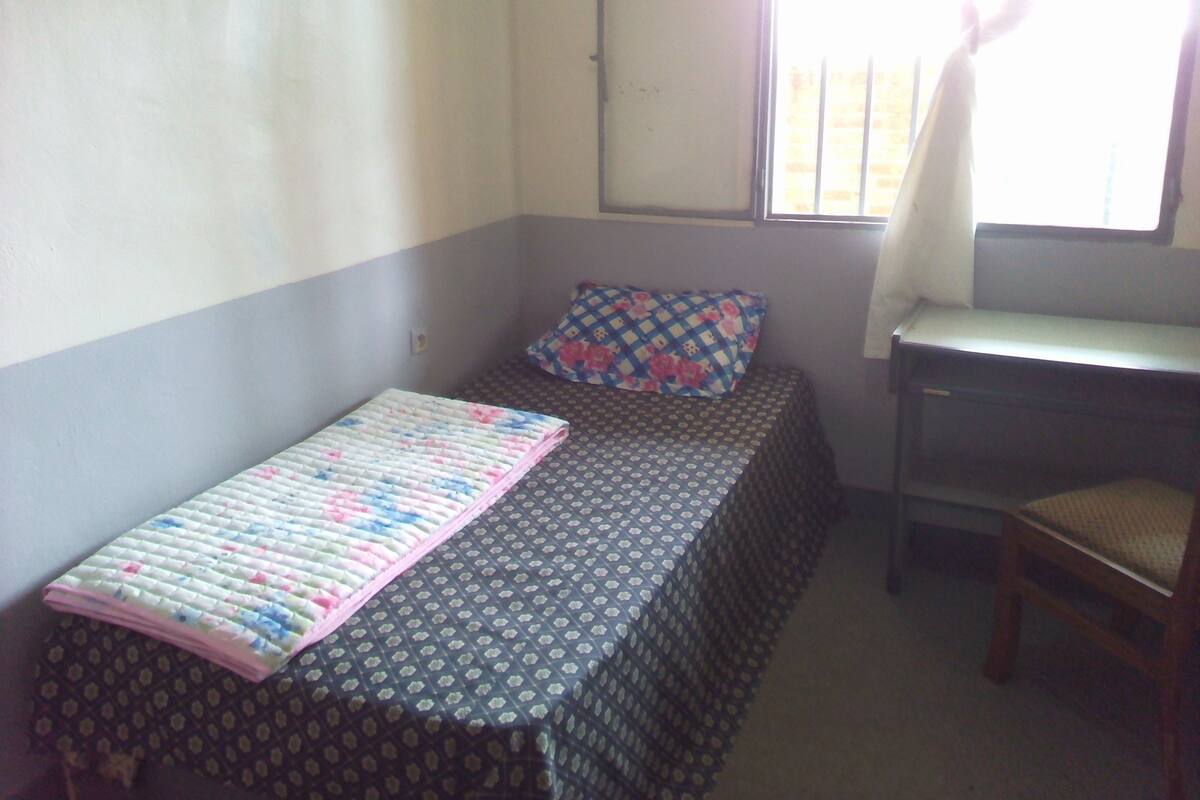 Tempur-Pedic beds, desk, blackout curtains, soundproofing