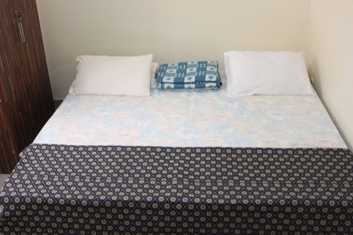 Tempur-Pedic beds, desk, blackout curtains, soundproofing