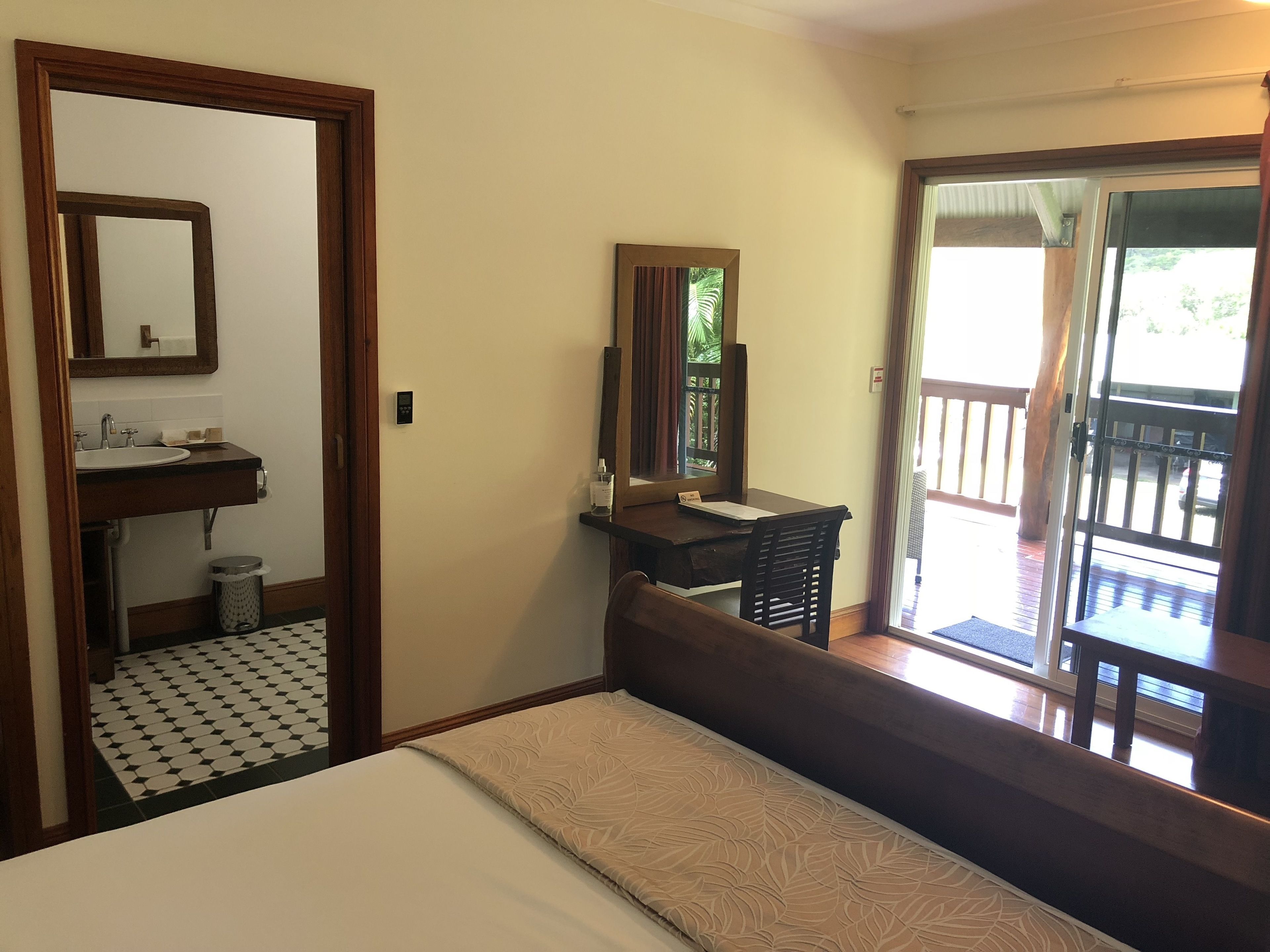 Habitación Confort, 1 cama Queen size, vista a la montaña | Sábanas de algodón egipcio y ropa de cama de alta calidad 