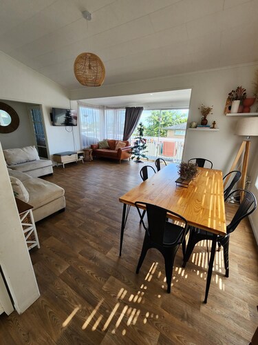 Machen Sie Erinnerungen in dieser Hochsaison, indem Sie dieses sonnige Haus in Stamore Bay zu Ihrem eigenen machen!