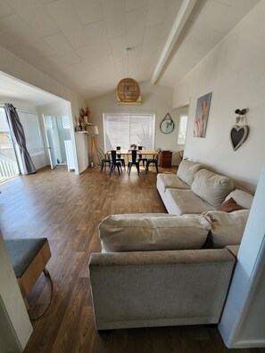 TV - Cheerful 3 bedroom home in Stanmore Bay! (Arkles Bay)