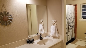 Ensemble douche/baignoire, sèche-cheveux, serviettes fournies, savon