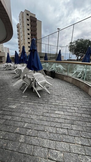 Outdoor dining - HIGH STANDARD BUILDING Praia Grande - Vila Tupi Open Swimming Pool (Vila Tupi)