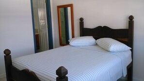2 bedrooms, iron/ironing board, WiFi, bed sheets - House near the Historic Center, 2 suites with air conditioning, 3 bathrooms, TV and Wi-Fi. (Paraty)