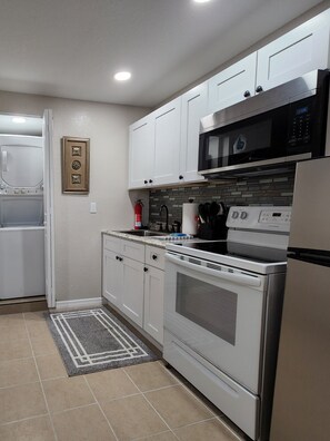 Kjøleskap, mikrobølgeovn, ovn og kokeplater