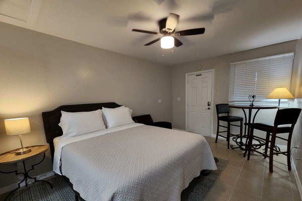 1 dormitori, escriptori i planxa i posts de planxar