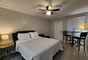 1 habitación, escritorio, tabla de planchar con plancha y cuna de viaje 
