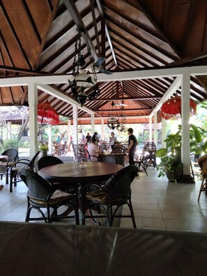 Breakfast and lunch served - Rini Hotel (Buleleng)