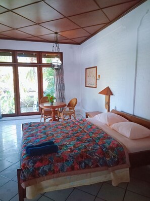 Standard Room (AC) | Rollaway beds, free WiFi, bed sheets - Rini Hotel (Buleleng)