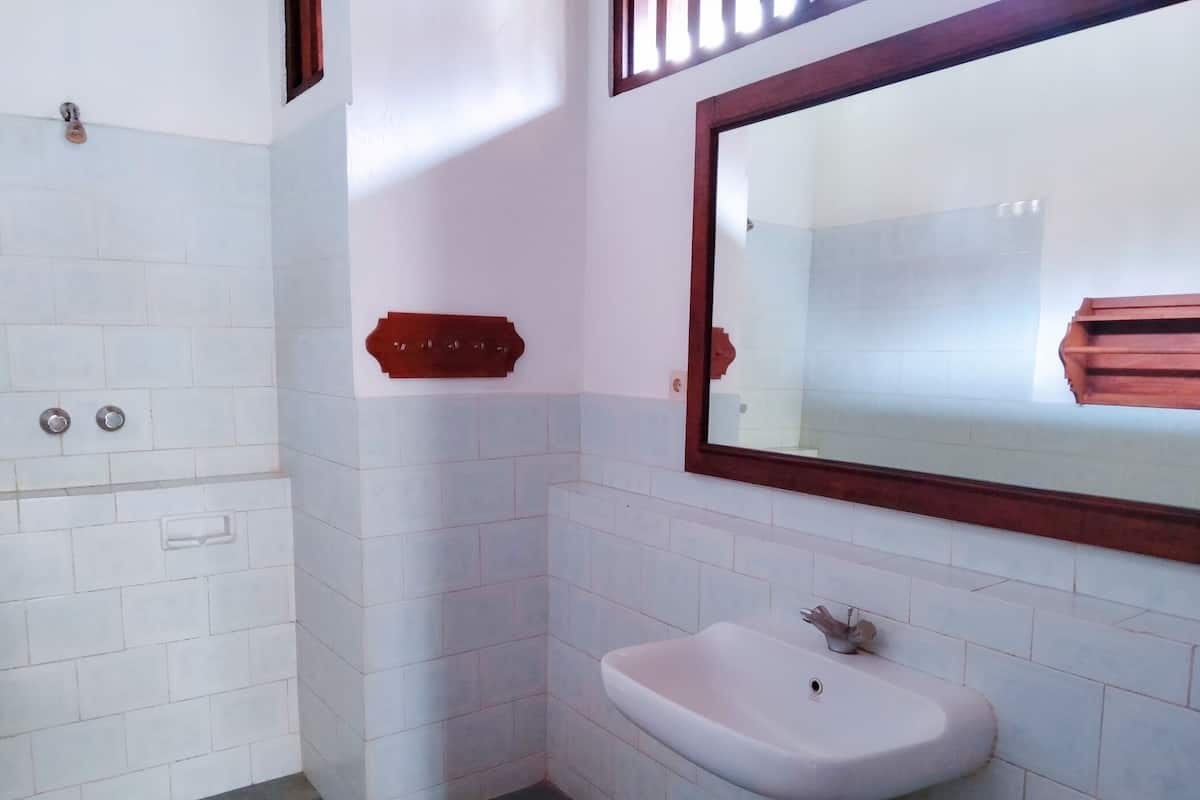 Een douche, gratis toiletartikelen, handdoeken