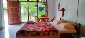 Rollaway beds, free WiFi, bed sheets - Rini Hotel (Buleleng)