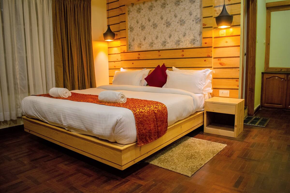 ห้องเอ็กเซกคิวทีฟสวีท | ผ้าปูที่นอนฝ้ายอียิปต์, เครื่องนอนระดับพรีเมียม, โต๊ะทำงาน