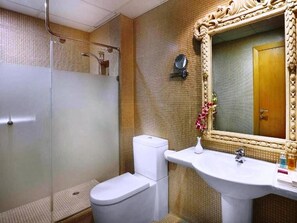 Shower, bathrobes, slippers, towels - Al Safir Tower & Residence (Manama)