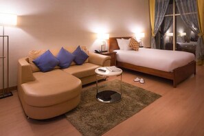 Minibar, Zimmersafe, Schreibtisch, Verdunkelungsvorhänge