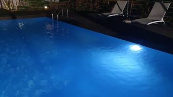 Piscina stagionale all'aperto, ombrelloni da piscina, lettini