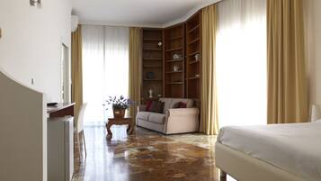 Suite, Balkon | 1 Schlafzimmer, Minibar, Zimmersafe, Schreibtisch