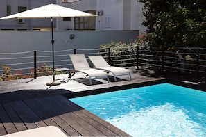 시즌별로 운영되는 야외 수영장, 수영장 파라솔, 일광욕 의자