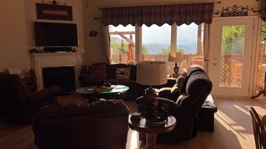 Smart TV, fireplace, video games, DVD player - A piece of Heaven on Earth with all the comforts of home! (Gatlinburg)