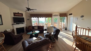 Smart TV, fireplace, video games, DVD player - A piece of Heaven on Earth with all the comforts of home! (Gatlinburg)