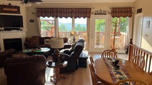 Smart TV, fireplace, video games, DVD player - A piece of Heaven on Earth with all the comforts of home! (Gatlinburg)