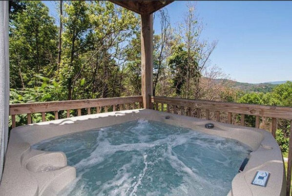 Bañera de hidromasaje al aire libre