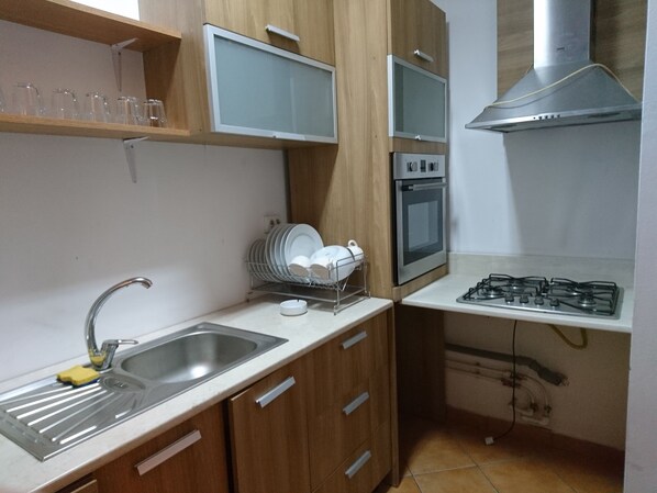 Frigorifero, microonde, forno, piano cottura