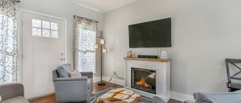 Télévision, cheminée, livres