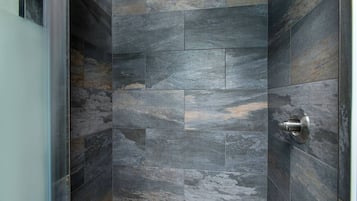 Chuveiro, secador de cabelo, toalhas de banho