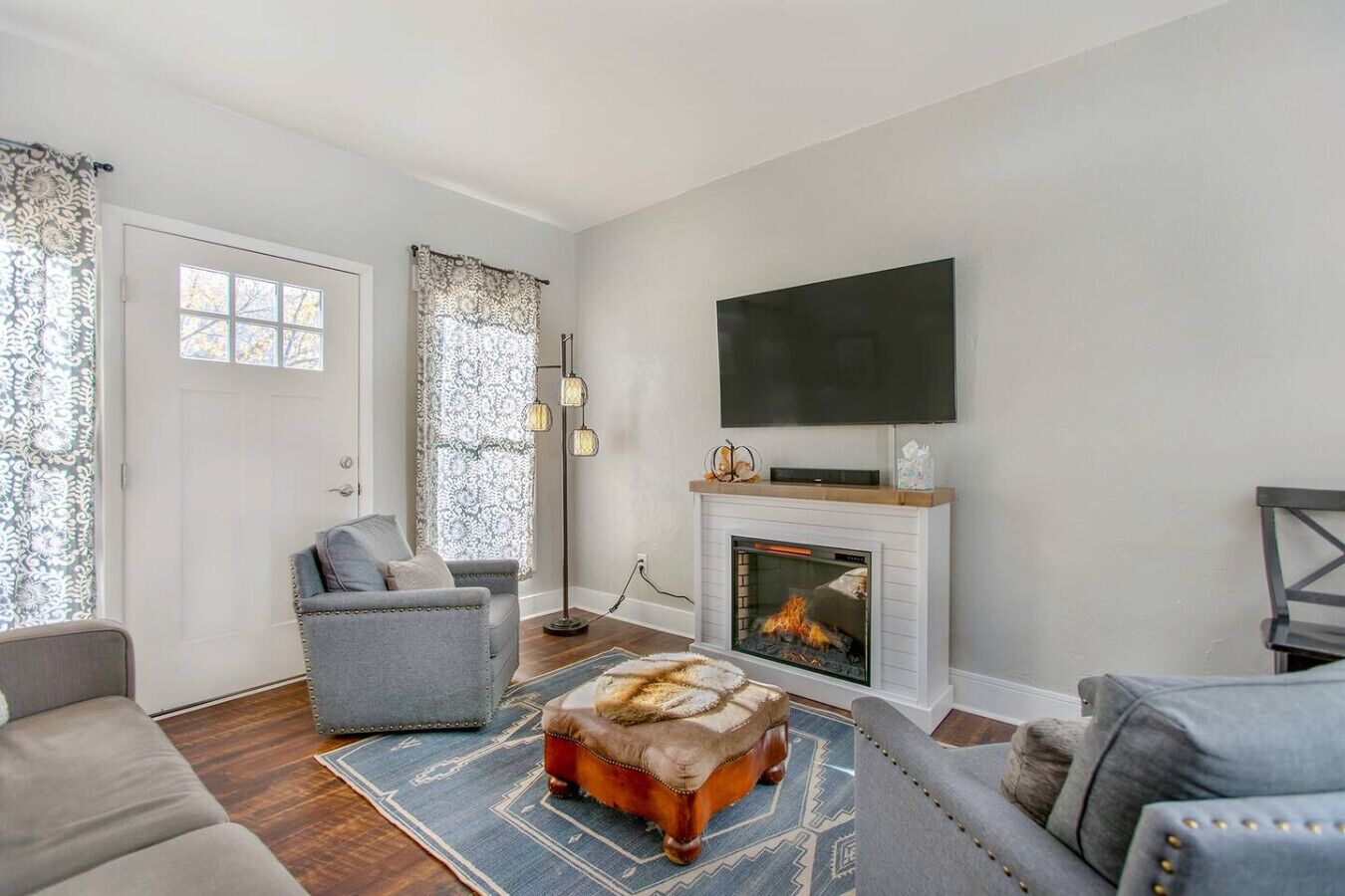 Televisie, een open haard en boeken