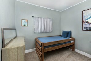 Skrivebord, strykejern/-brett, wi-fi og sengetøy