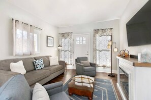 Fernseher, Kamin, Bücher